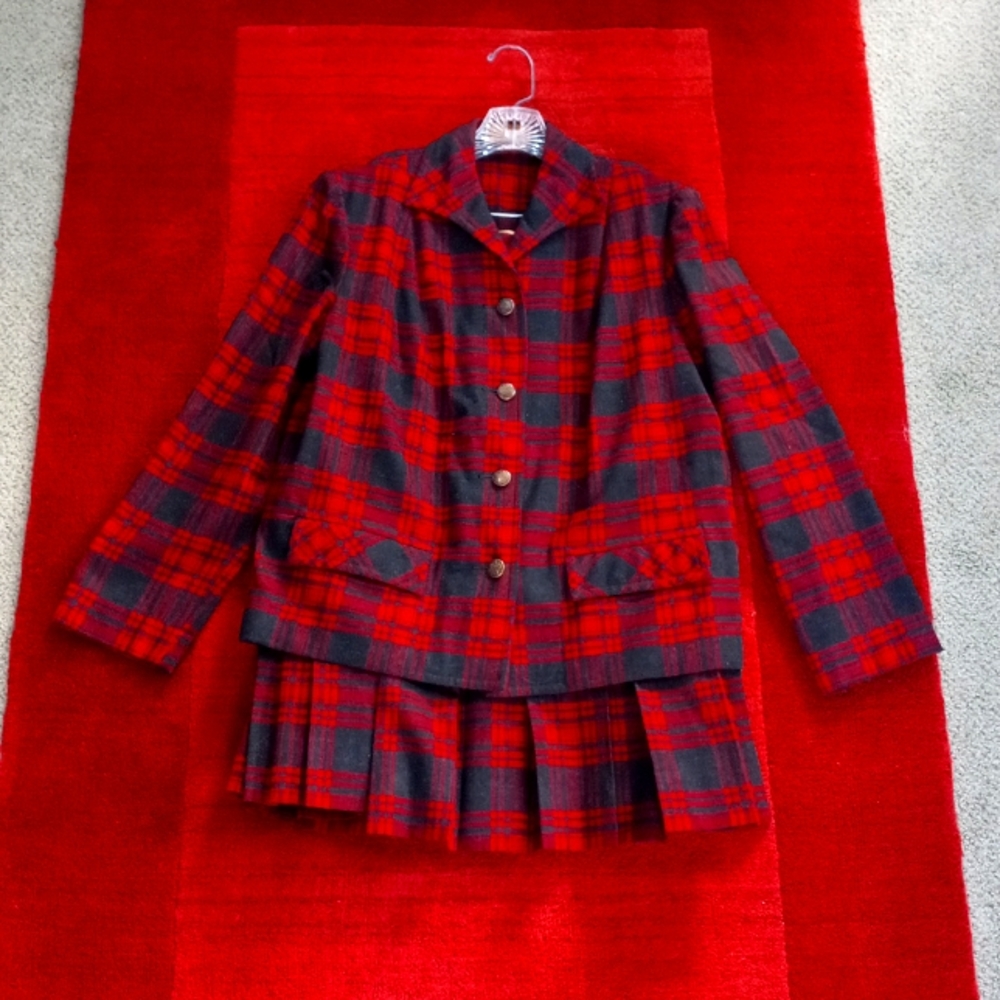 Vintage Pendleton Wool plaid Suit size 8/ 10. Vintage size 16.